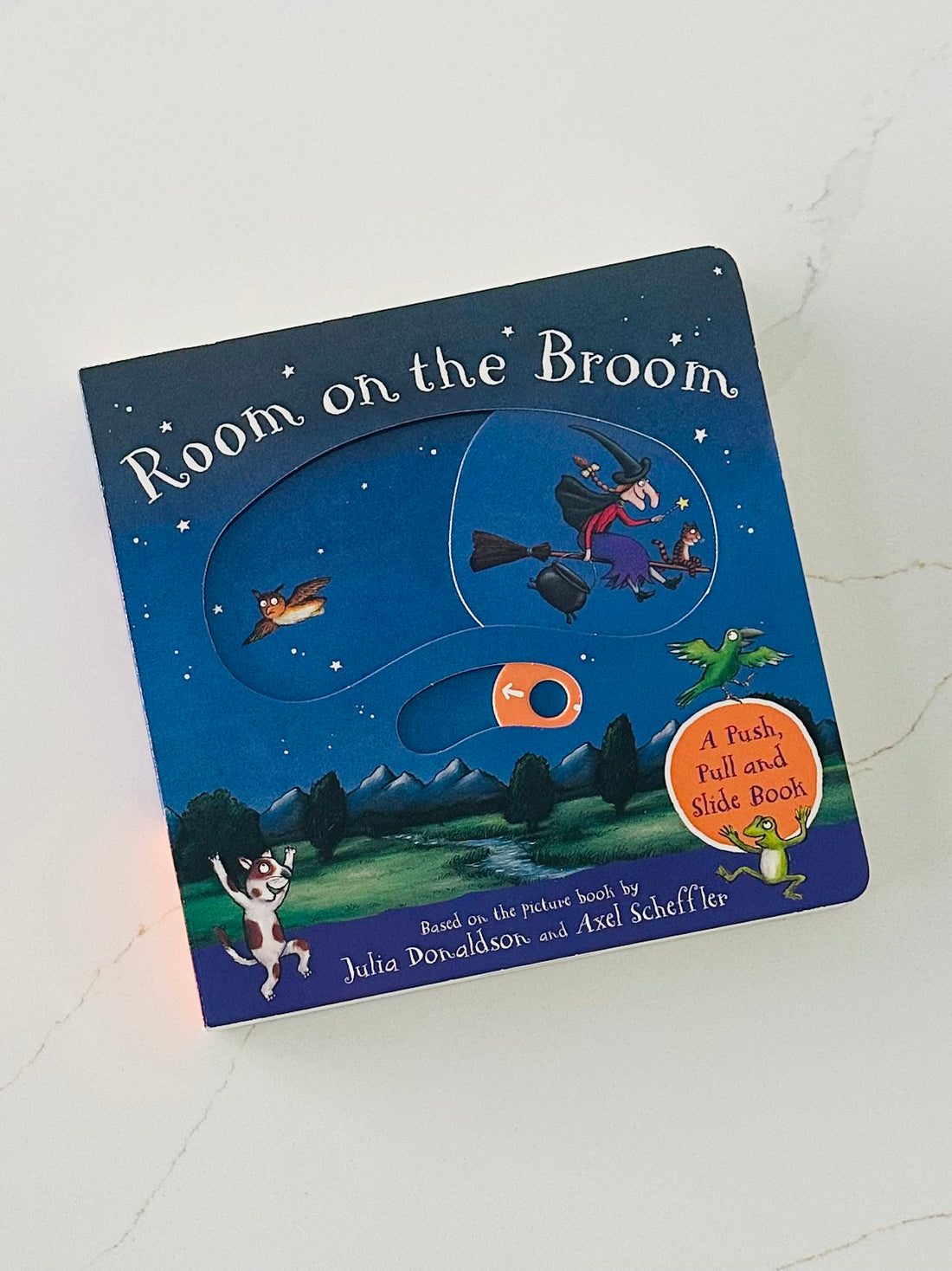 Julia Donaldson Room on the Broom Board Book kovakantinen kirja ja sivut