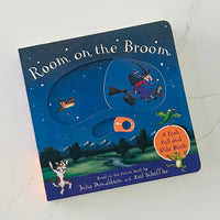 Julia Donaldson Room on the Broom Board Book kovakantinen kirja ja sivut